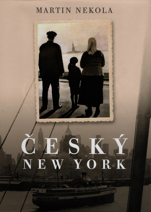 obálka knihy se snímkem rodiny pozorující Sochu Svobody a panoramatem Manhattanu