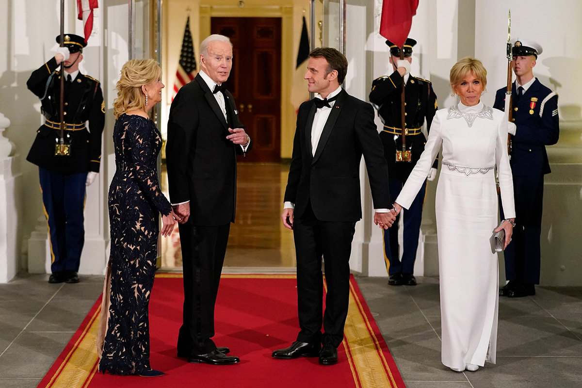 Prezident Joe Biden a první dáma Jill Biden vítají francouzského prezidenta Emmanuela Macrona a jeho ženu Brigitte Macron