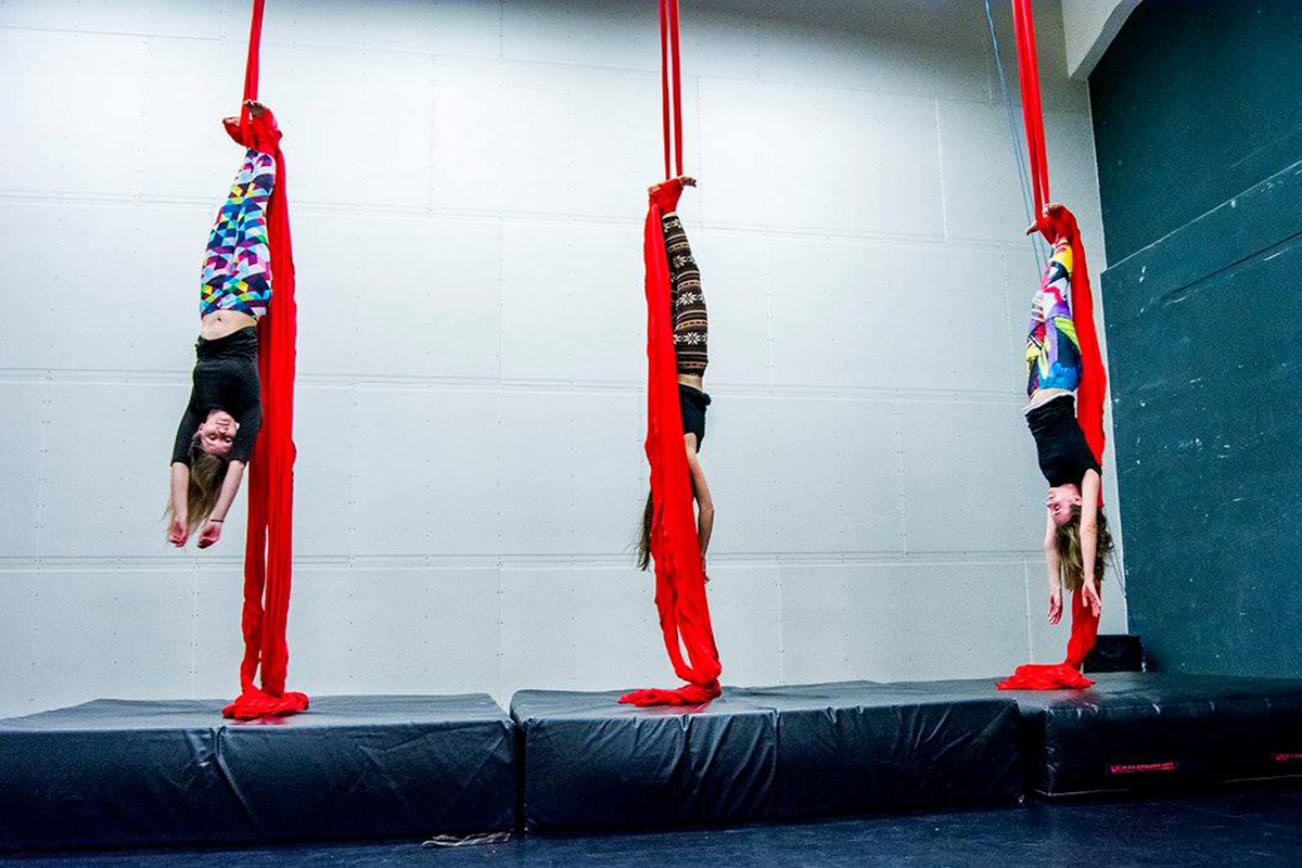 Kurzistky v Cirqueonu na závěrečném defilé na akrobatických šálách