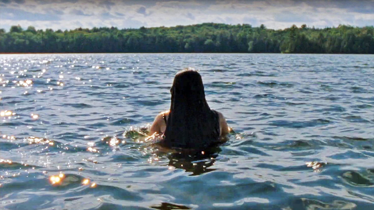 dívka v jezeře