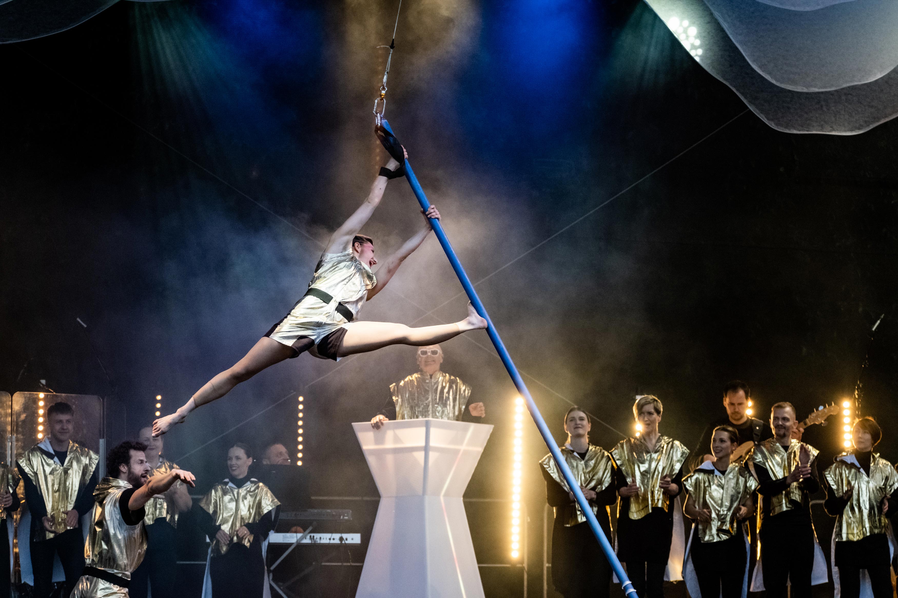 Martina Illichová na tyči ve vzduchu v představení Nebesa od Loosers Cirque Company