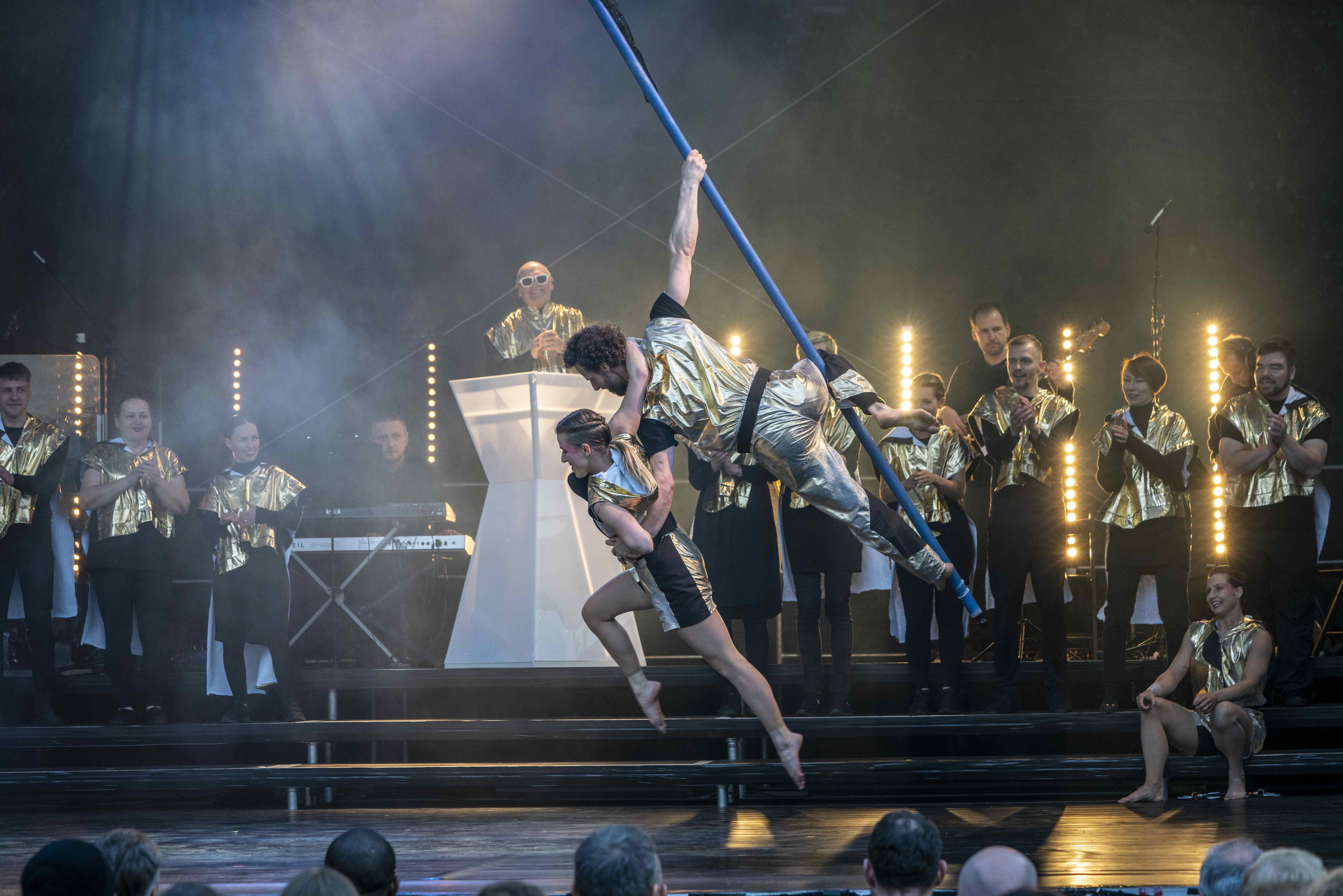 Ivona Szantová v představení Nebesa od Loosers Cirque Company ve vzduchu na tyči