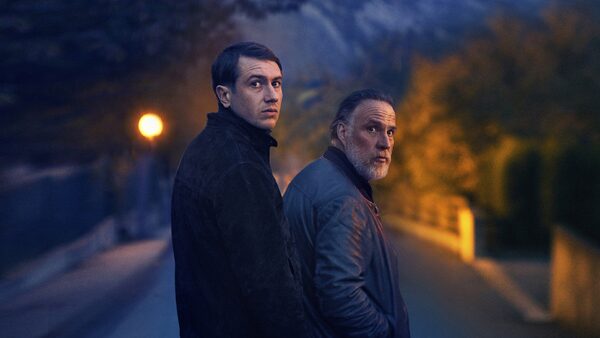Vlevo Bastien Bouillon jako vyšetřovatel Yohan a Bouli Lanners coby vyšetřovatel Marceau ve filmu Noc 12.