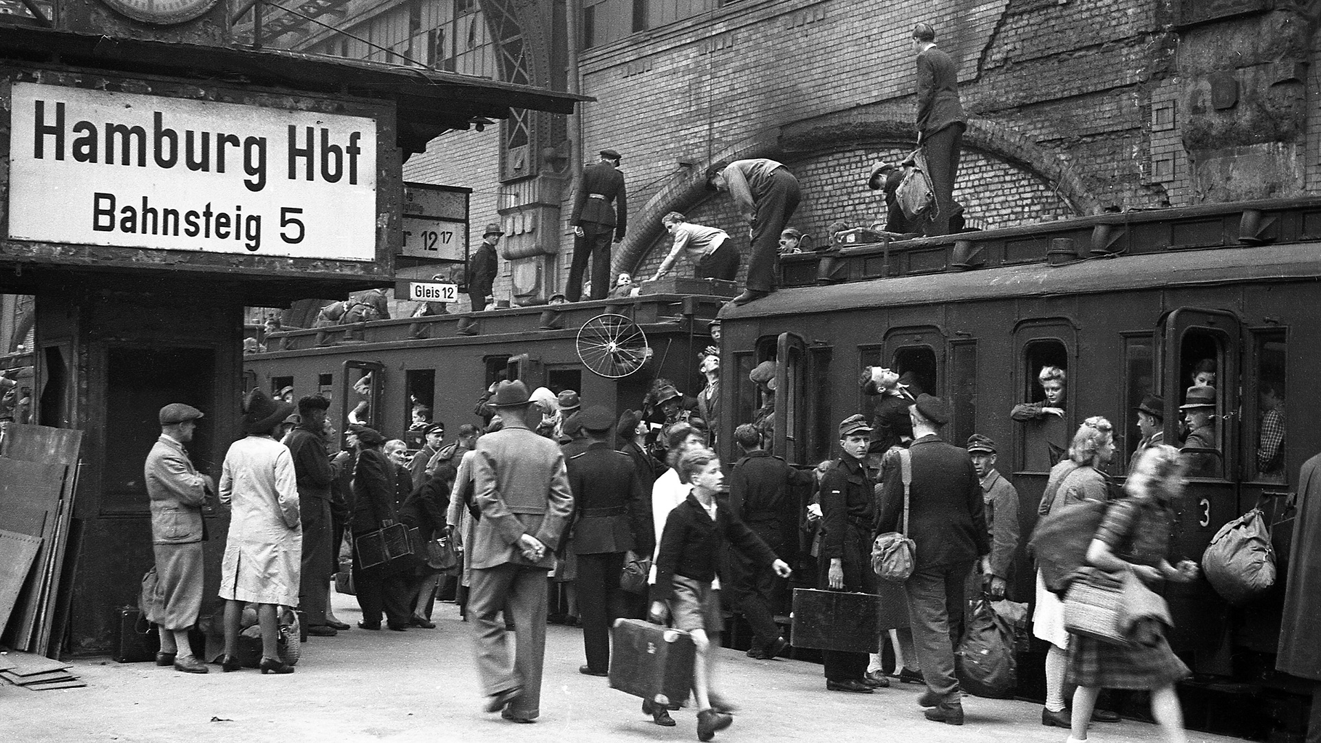 Nádraží v Hamburku v roce 1946: Obyvatelé cestují na venkov, aby sehnali jídlo
