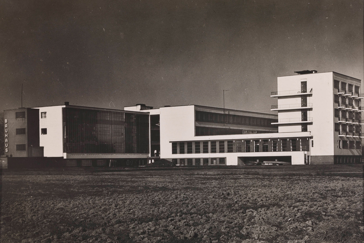 Fotografie stavby v Dessau ve stylu Bauhausu podle návrhu Lucie Moholy