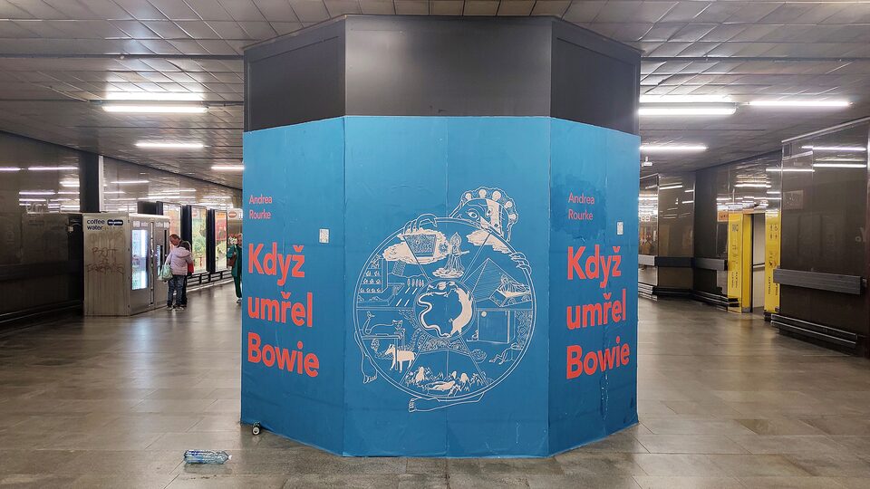 vestibul metra Náměstí Republiky, Reklama na novou knihu Andrey Rourke