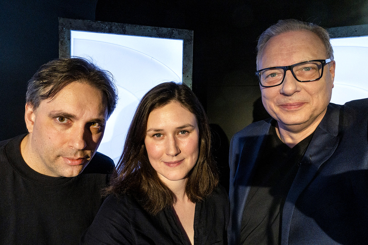 Viktor Janiš a Nina Hřídelová s moderátorem pořadu Josefem Chuchmou