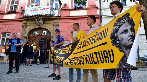 Protest před brněnským Divadlem Husa Na provázku v květnu 2018 kvůli uvedení inscenace chorvatského režiséra Olivera Frljiče Naše násilí a vaše násilí.