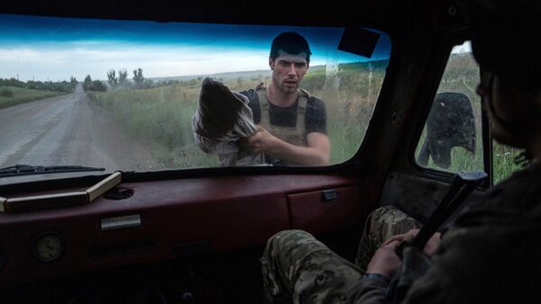 Ukrajinský voják z 28. brigády čistí okno svého auta před odchodem do předních pozic v Doněcké oblasti; Ukrajina, 21. června 2023.