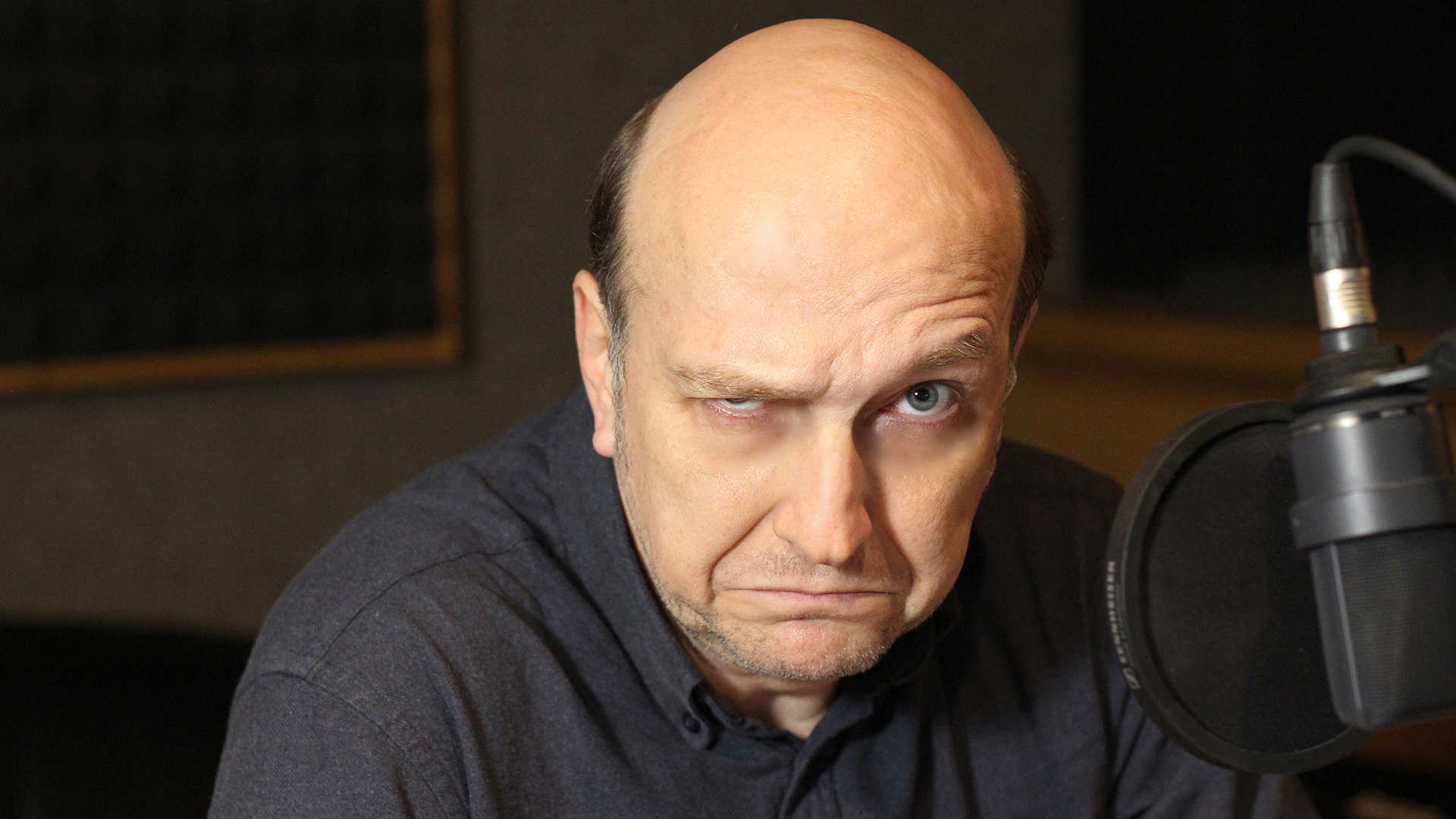 Herec Jan Vondráček ve studiu při natáčení Pratchetta