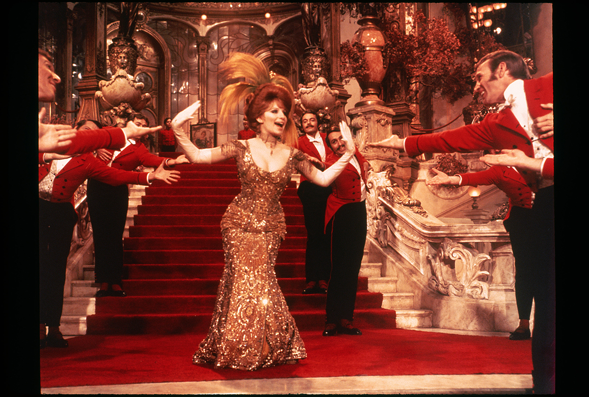 Dolly Leviová (Barbra Streisand) v muzikálu Hello Dolly