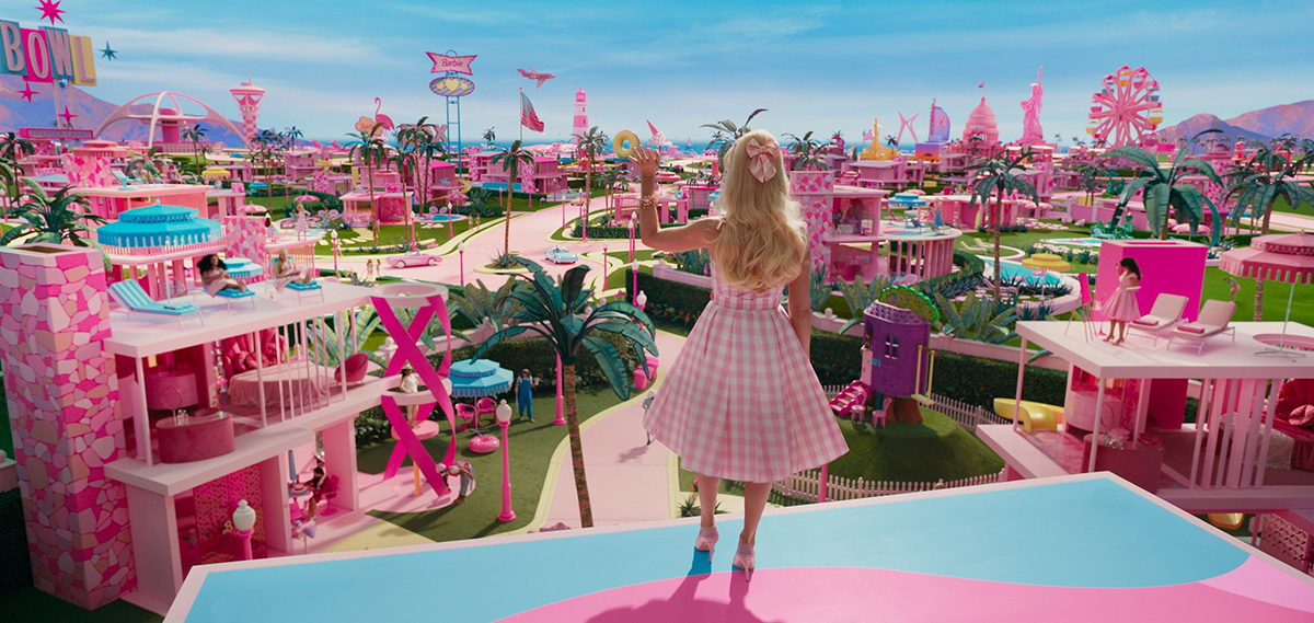 Margot Robbie jako Babie na střeše svého domečku pro panenky ve snímku Barbie.