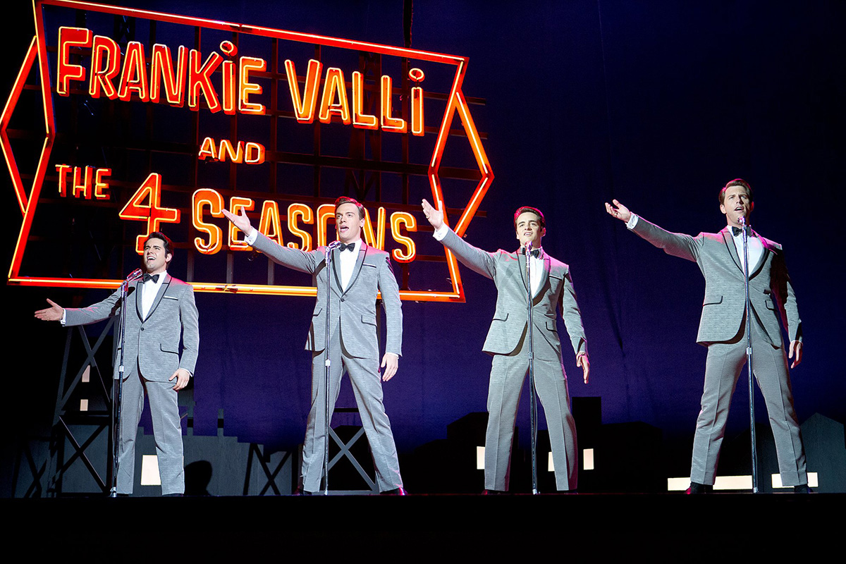 John Lloyd Young, Michael Lomenda, Vincent Piazza a Erich Bergen jako kapela The Four Seasons v muzikálu Jersey Boys