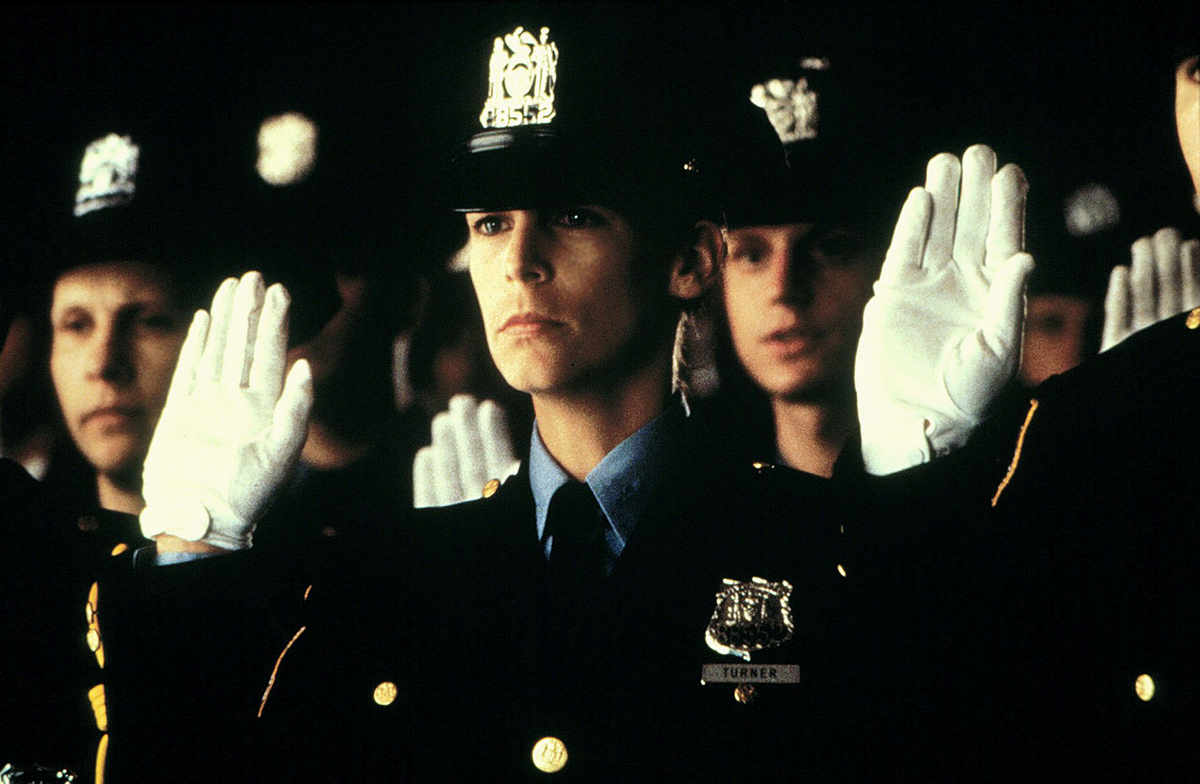 Herečka Jamie Lee Curtis (uprostřed) ve snímku Modrá ocel 