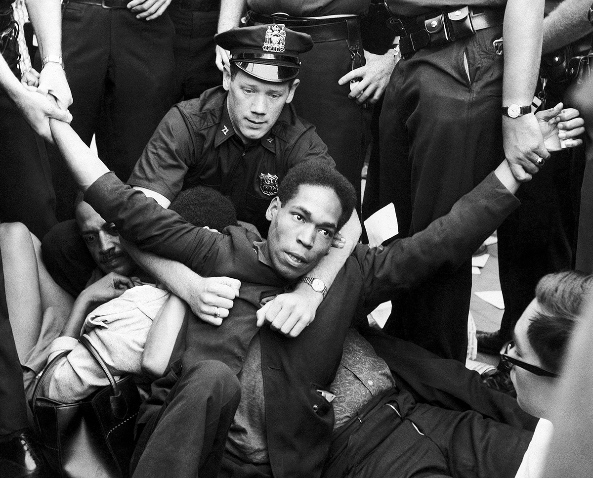 Policisté zvedají 10. července 1963 v Brooklynu demonstranta Minerala Bramletta z Kongresu rasové rovnosti (CORE)