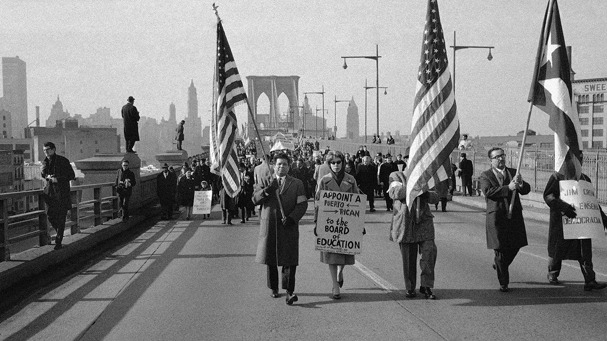 Pochod 1. března 1964 přes Brooklynský most z Manhattanu směrem do Brooklynu