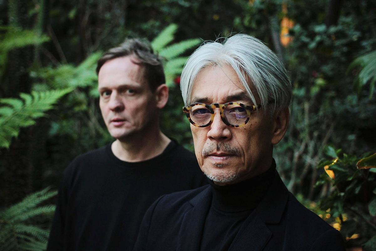 Alva Noto (v pozadí) a japonský hudebník Ryuichi Sakamoto