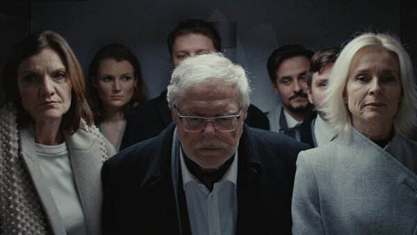 Zleva Jana Oľhová, Jan Kačer a Ingrid Timková v popředí scény z filmu Moc