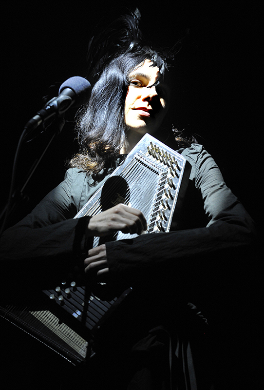 PJ Harvey na koncertě 27. října 2011 ve Velkém sále pražské Lucerny