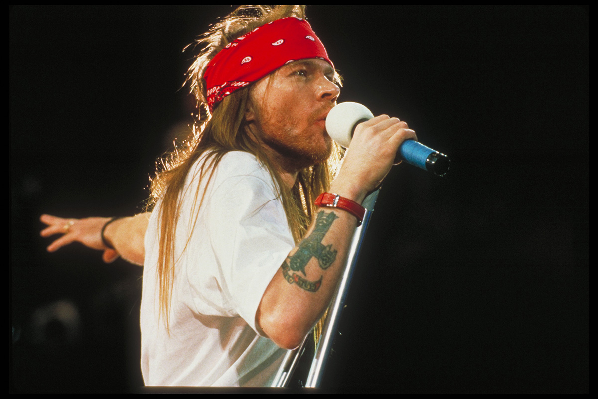 Spoluzakladatel hardrockové skupiny Guns N' Roses Axl Rose na pietním koncertě za Freddieho Mercuryho,