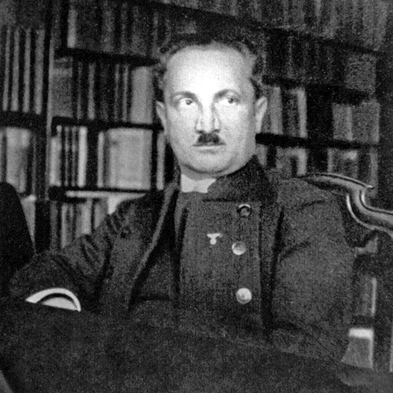 Martin Heidegger v roce 1933 (nebo 1934) s nacistickou insignií
