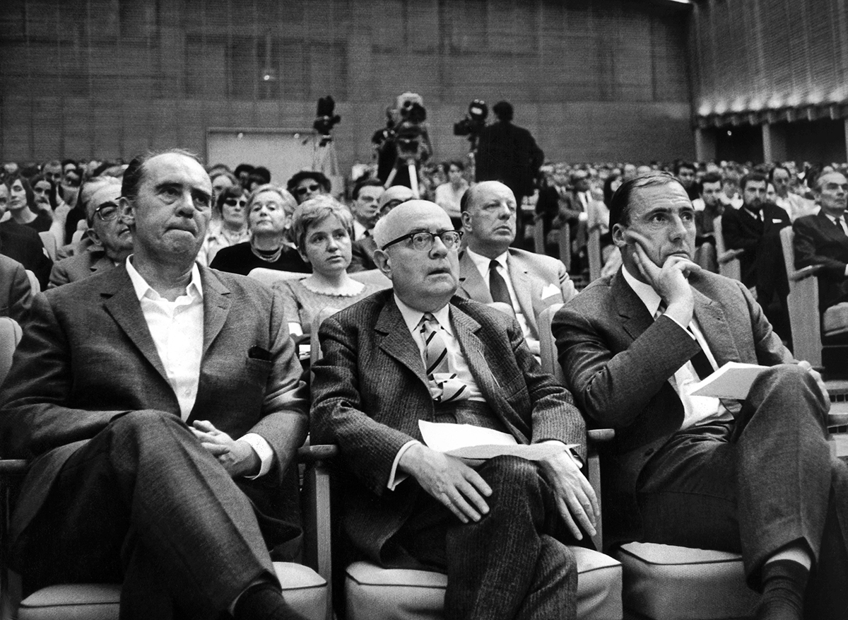 Filozof, sociolog a estetik Theodor Adorno (uprostřed) 28. května 1968 na akci proti německým nouzovým zákonům ve Velké vysílací síni Hessischer Rundfunk ve Frankfurtu nad Mohanem. Vlevo spisovatel Heinrich Bölll.