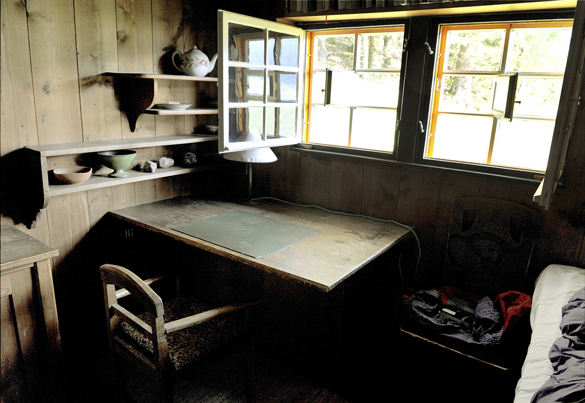Psací stůl Martina Heideggera v jeho chatě v Todtnaubergu v německém Schwarzwaldu