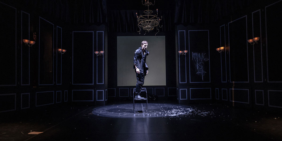 Vojtěch Říha v titulní roli inscenace Hamleta v Klicperově divadle