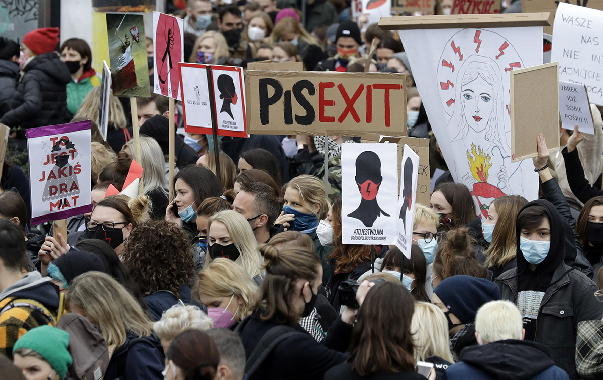 ženy protestující 28. října 2020 ve Varšavě proti nedávnému zpřísnění polského zákona o potratech