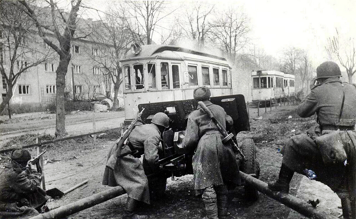 Ruská artilerie bojuje na jaře 1945 v ulicích Königsbergu