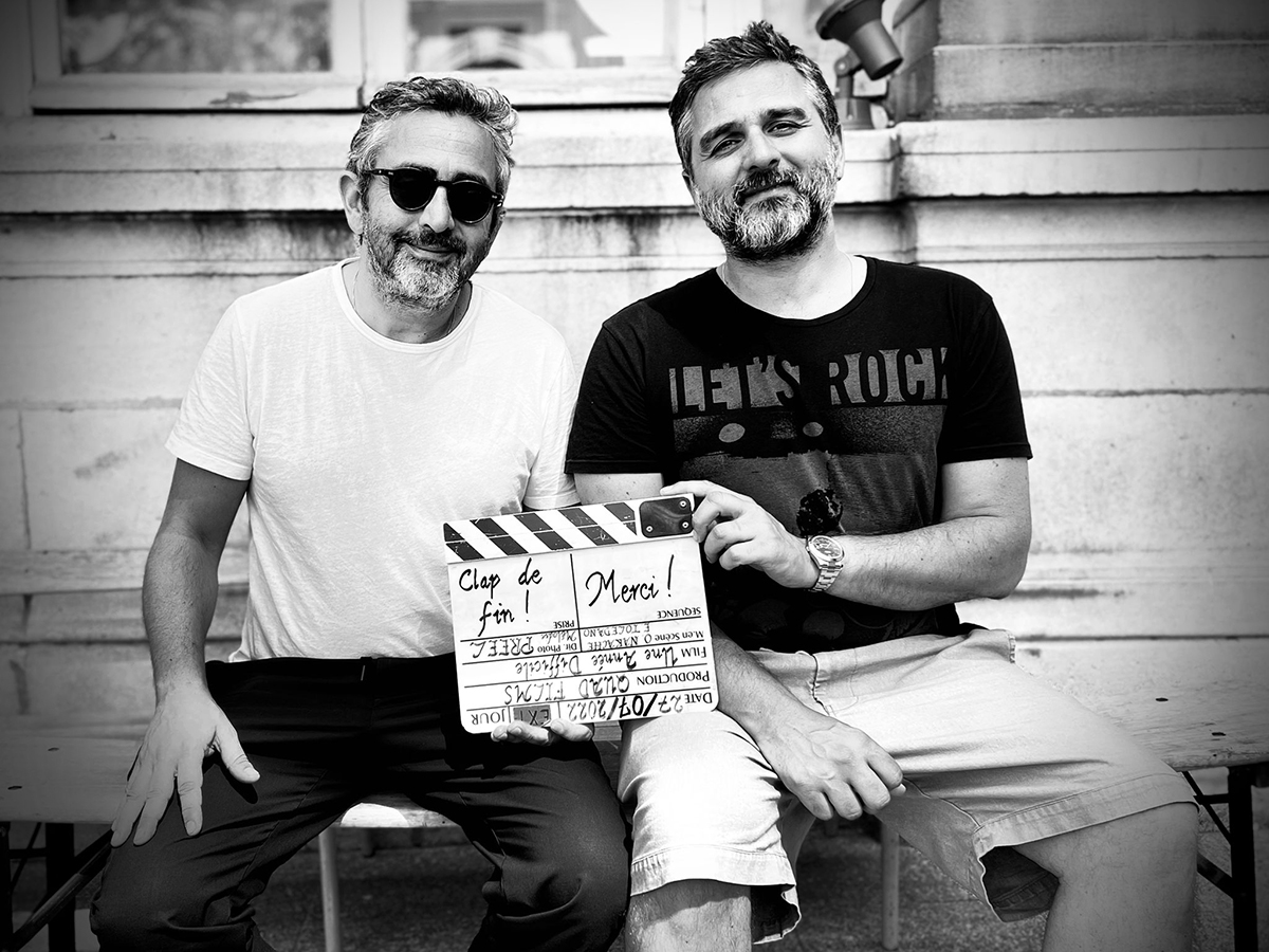 Éric Toledano (vlevo) a Olivier Nakache a poslední klapka filmu Těžký rok