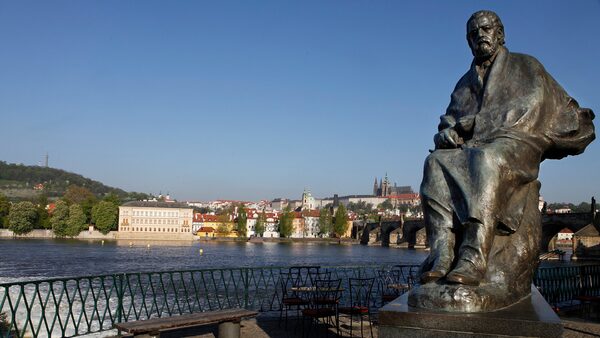 Socha Bedřicha Smetany na Novotného lávce v Praze