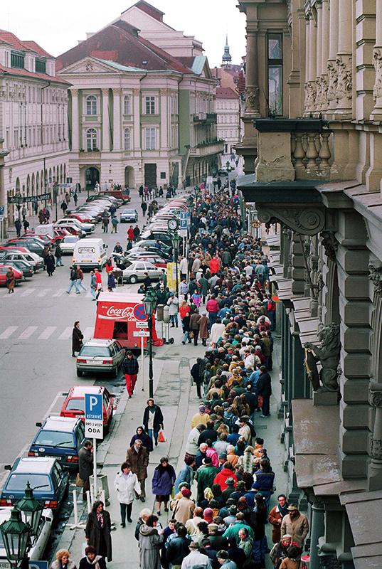 Velká privatizace. V Rytířské ulici v Praze stály 5. ledna 1993 stovky majitelů kupónových knížek před kanceláří investičního fondu Czech Coupon Invest
