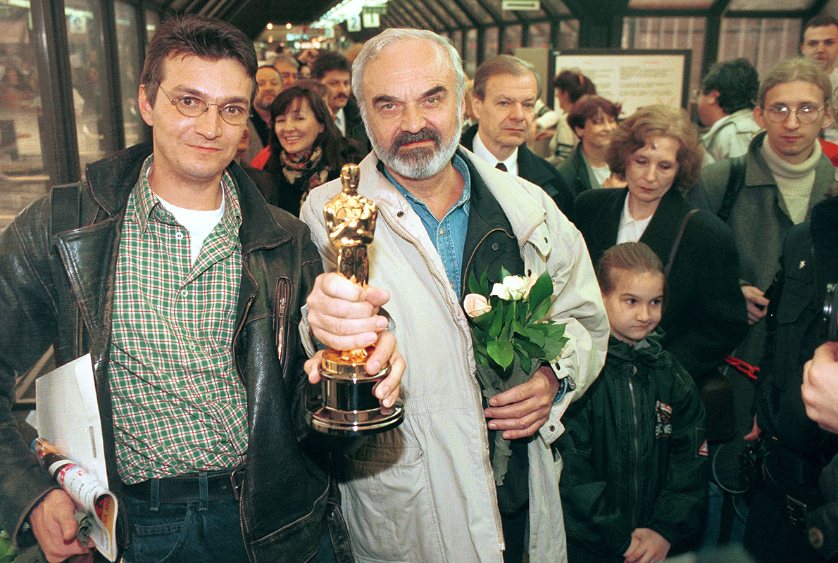 Režisér Jan Svěrák a scénárista a herec Zdeněk Svěrák se vrátili z USA se soškou Oscara, která byla udělena za film Kolja