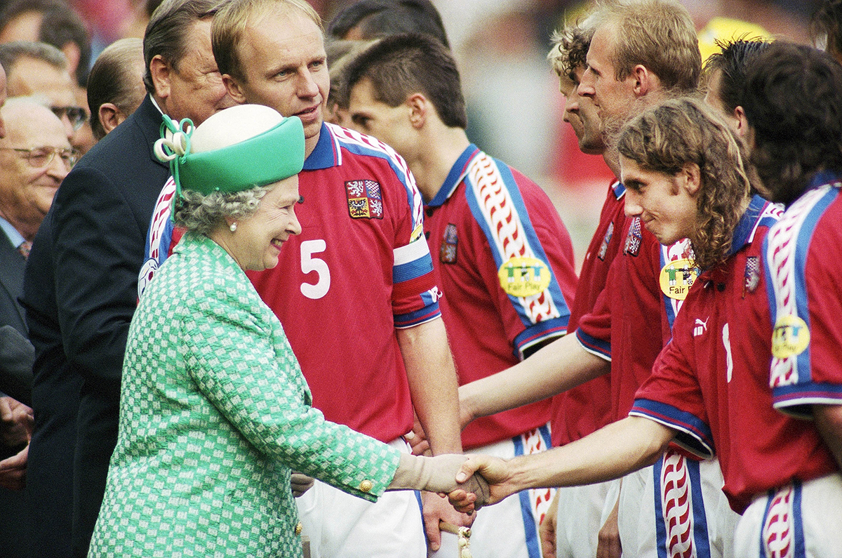 Londýn 30. června 1996: britská královna Alžběta II. se zdraví s Karlem Poborským před zahájením finále ČR - Německo na fotbalovém mistrovství Evropy