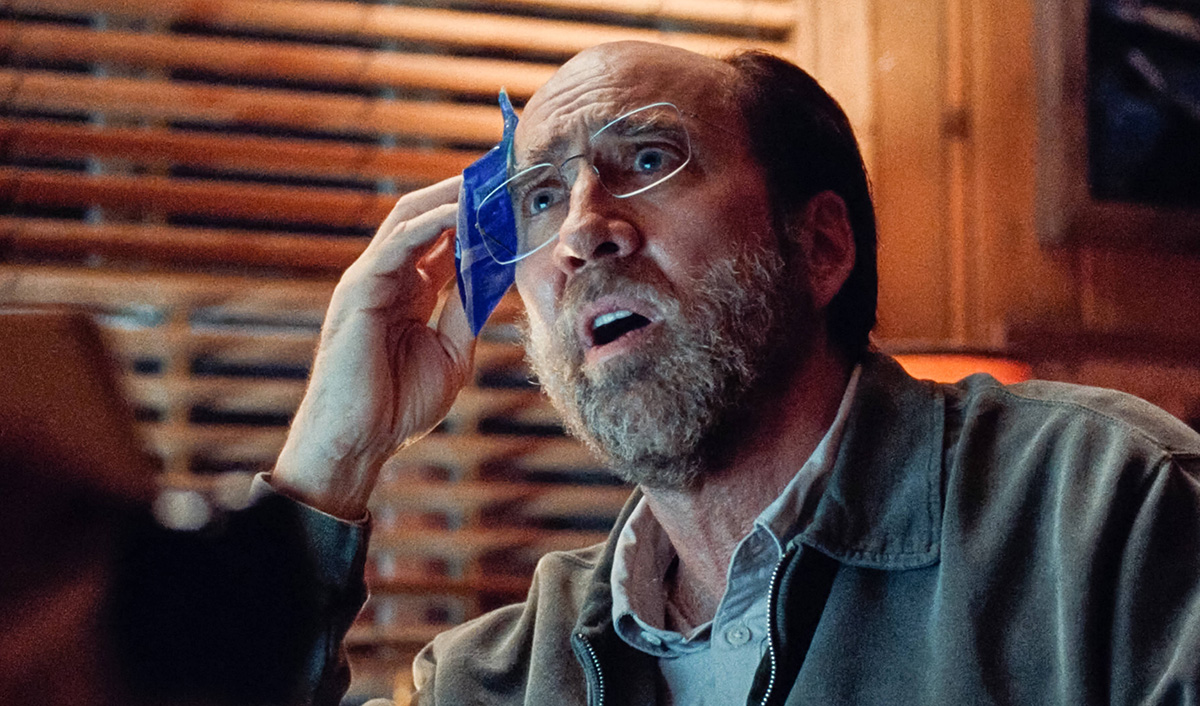 Nicolas Cage v satirickém thrilleru To se mi snad zdá si na obličeji přidržuje chladící gelový polštářek. Zdá se být rozrušený.