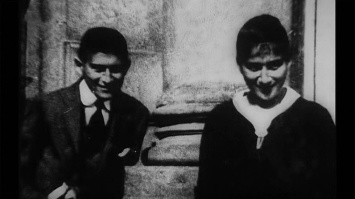 Franz Kafka jako malý se sestrou; foto z medailonku Filmového zpravodaje