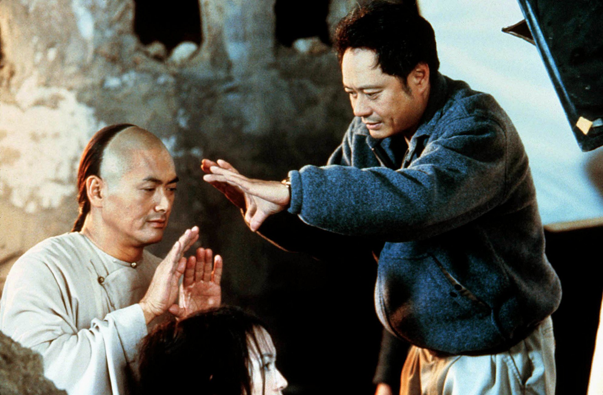 Ang Lee (vpravo) při natáčení filmu Tygr a drak