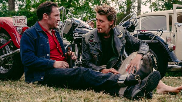 Tom Hardy a Austin Butler ve filmu Motorkář