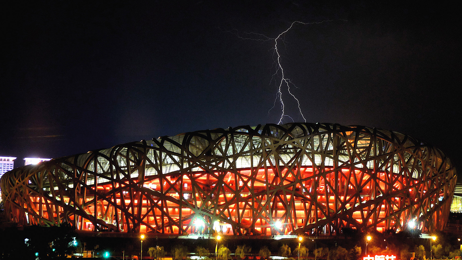 Blesky nad Pekingským národním stadionem