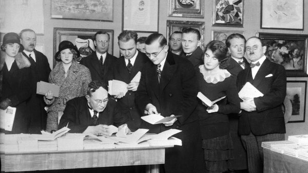Jiří Karásek ze Lvovic podepisuje knihu