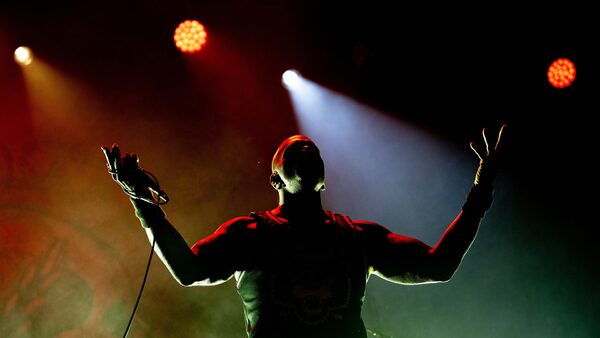 Zpěvák brazilské kapely Sepultura Derrick Green na festivalu Brutal Assault 10. srpna 2023