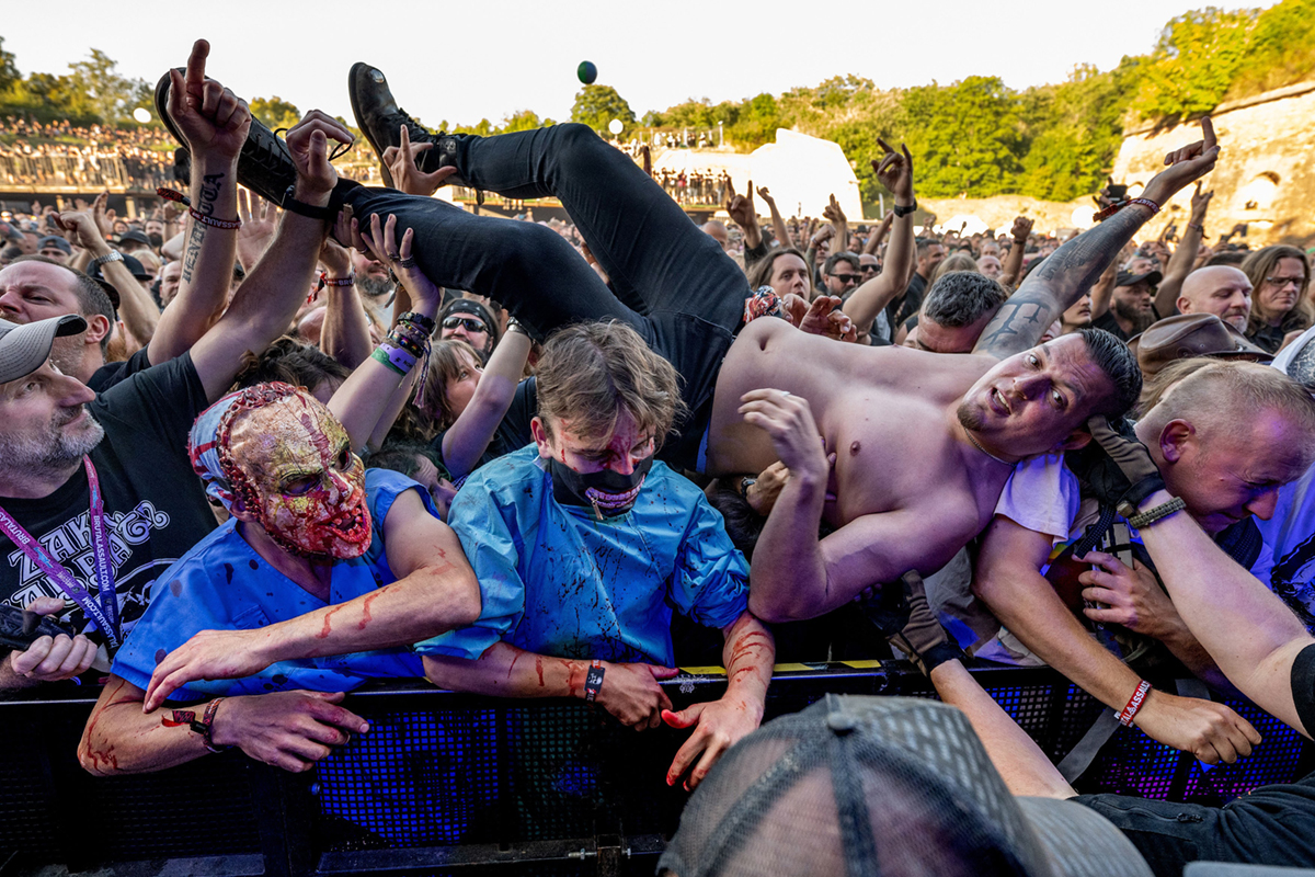 Návštěvníci festivalu Brutal Assault v roce 2023