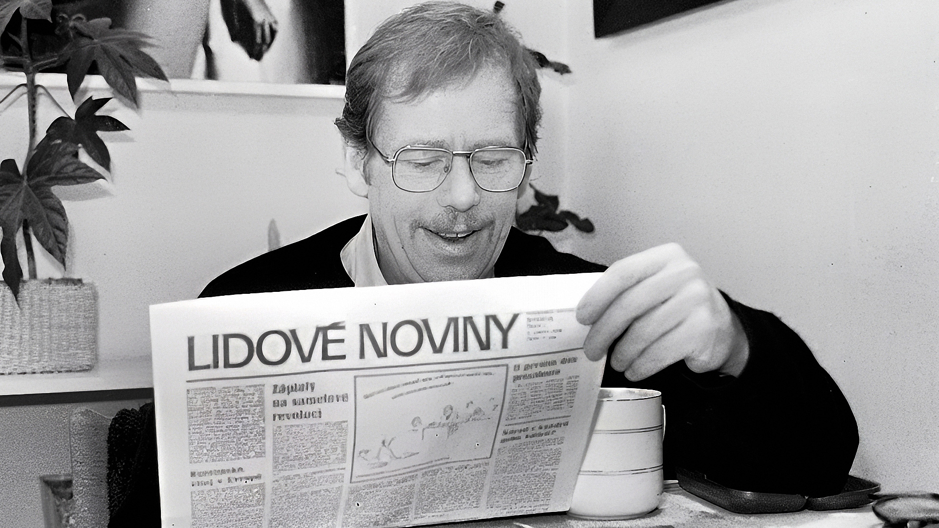 Václav Havel čte Lidové noviny