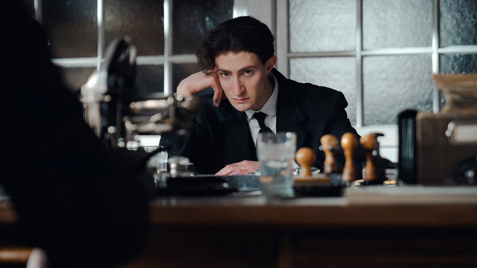 Herec Idan Weiss coby Kafka ve filmu Franz