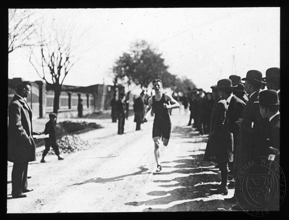 Karel Tocl finišuje v roce 1914 slavné Běchovice, zdroj: esbirky.cz