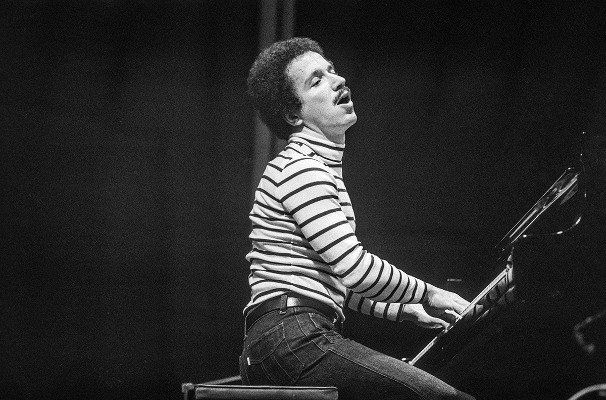 Keith Jarrett v sedmdesátých letech, zde konkrétně během koncertu 17. října 1977 ve švýcarském Curychu. Foto: ČTK / Keystone / RAMSEIER Ramseier