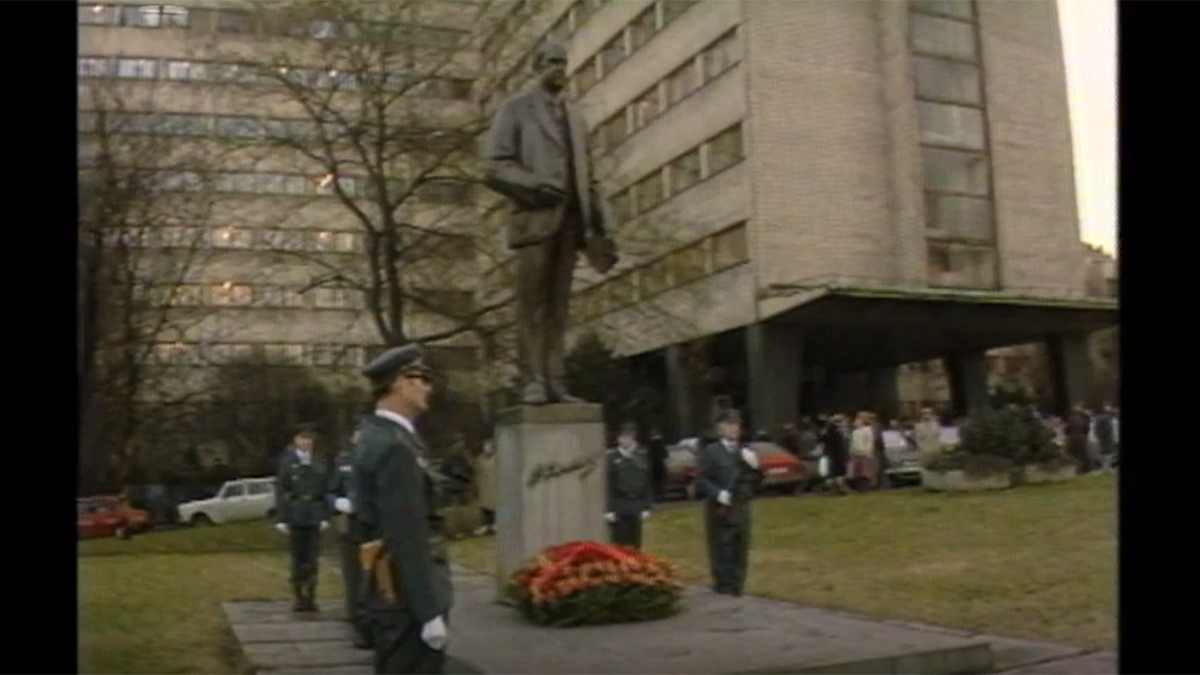 Oficiální oslavy 102. výročí narození Antonína Zápotockého v prosinci 1986. K jeho pomníku na pražském Žižkově kladla věnce čestná jednotka Lidových milicí, zdroj: Archiv ČT