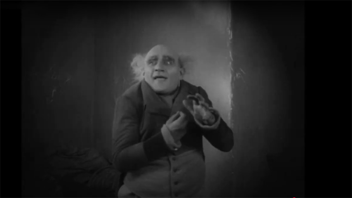 Scéna šílence Herr Knocka z vězeňské kobky ve filmu <em>Upír Nosferatu</em> z roku 1922, zdroj: YouTube