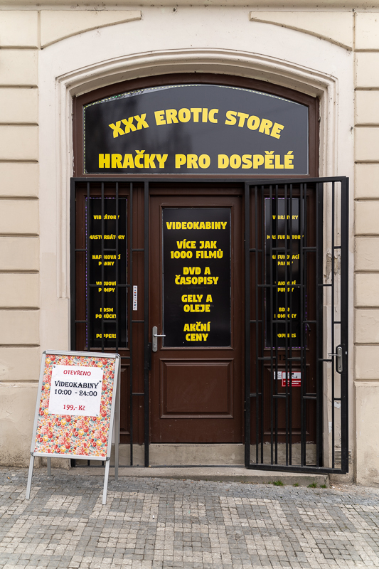 Videokabinky a erotický obchod v jednom